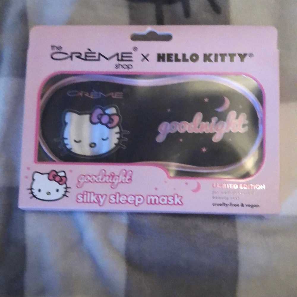 BNIB - the Crème Shop X Hello Kitty - silky sleep mask